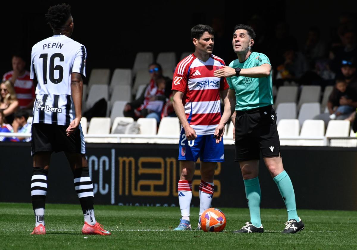 Fuentes molina anula inicialmente el 1-0 de los locales pero sí ve la mano del penalti de loïc | ideal