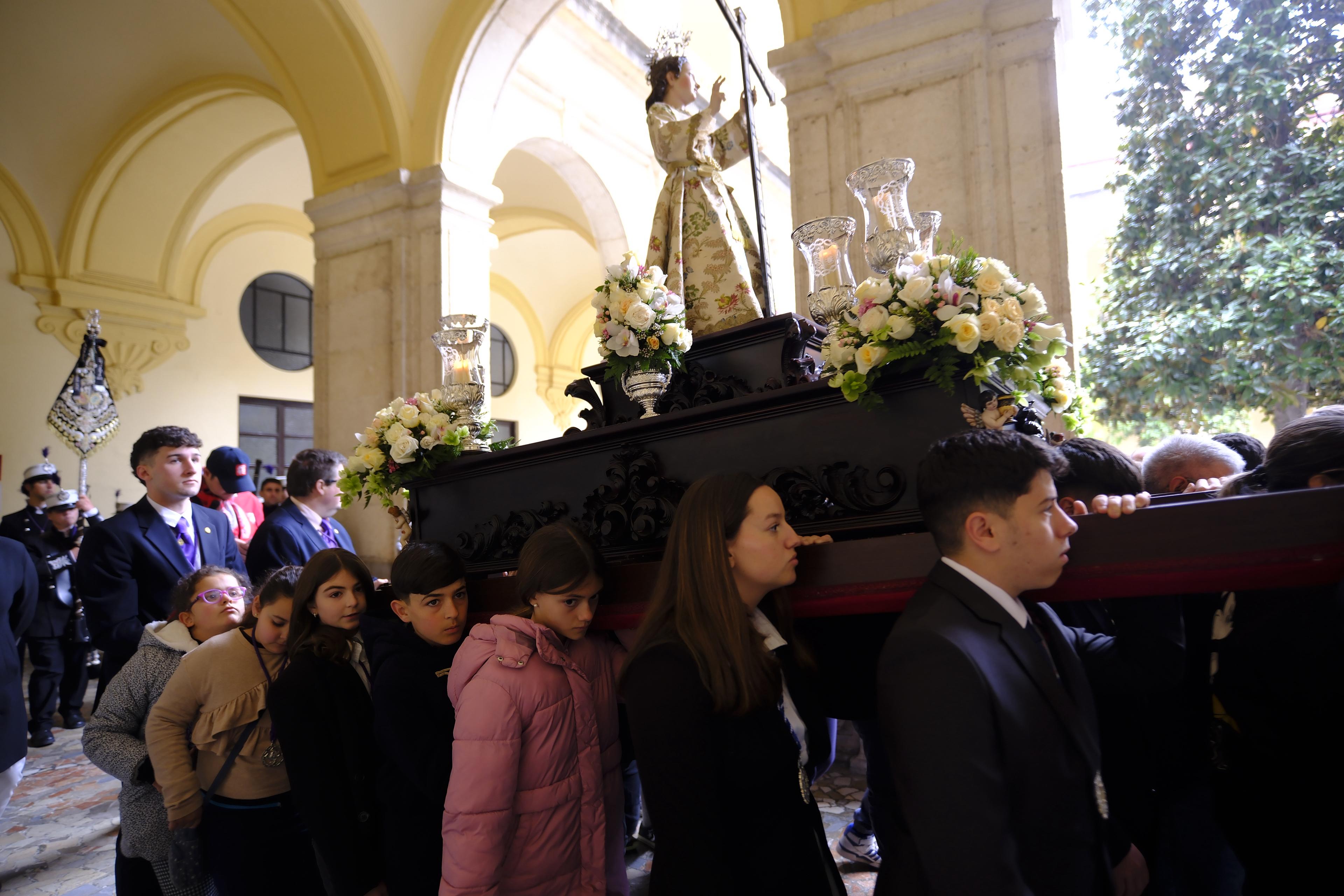 Los Facundillos procesionaron por el claustro