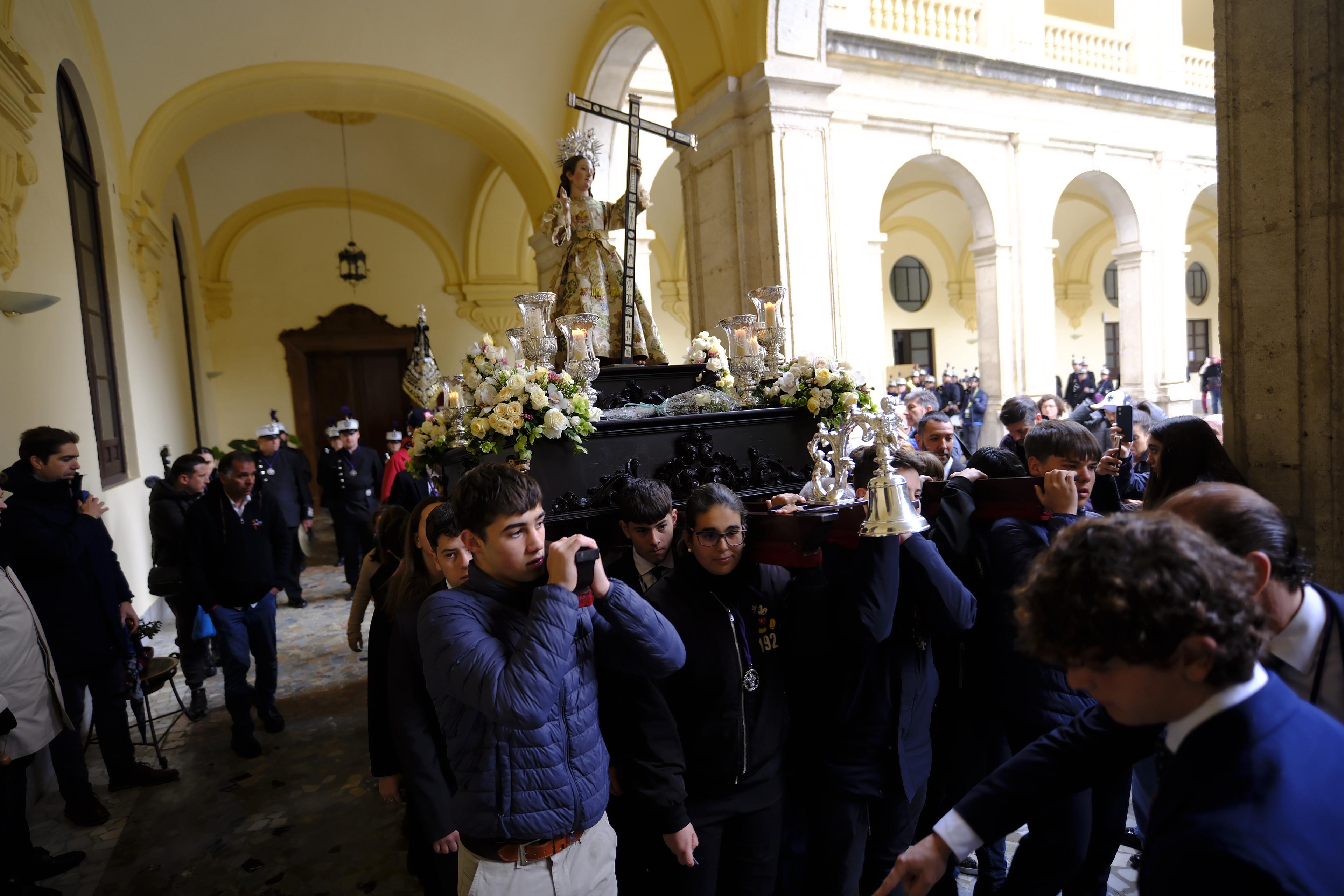 Los Facundillos procesionaron por el claustro