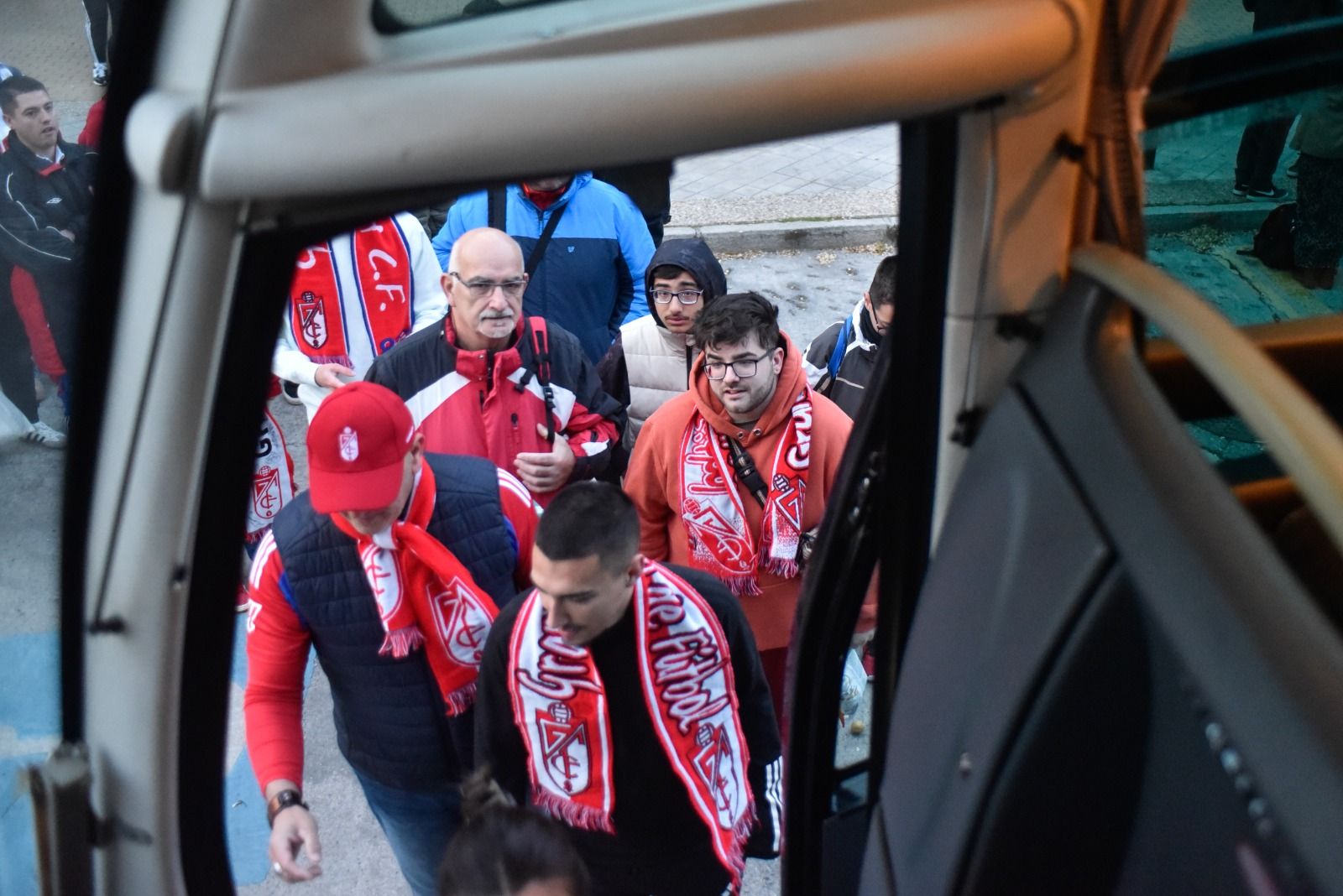 Los aficionados suben a los autobuses a las 7.30 horas.