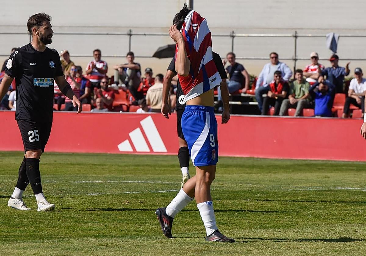 Samu Cortés se lamenta de una ocasión en un partido en casa.