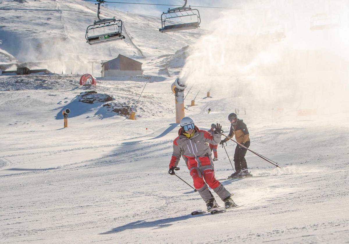 Sierra Nevada cierra la Semana Santa con más de 5.000 esquiadores al día.