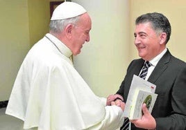 El defensor del ciudadano de Granada, Manuel Martín, habló de los problemas de cortes de luz de la zona norte al Papa Francisco.