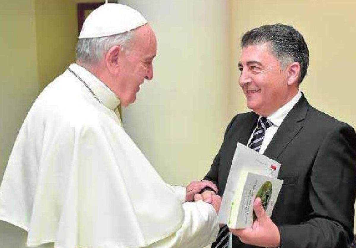 El defensor del ciudadano de Granada, Manuel Martín, habló de los problemas de cortes de luz de la zona norte al Papa Francisco.