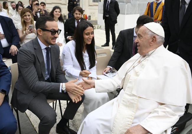 Aadel y María, los recién casados que participaron en una audiencia con el papa.