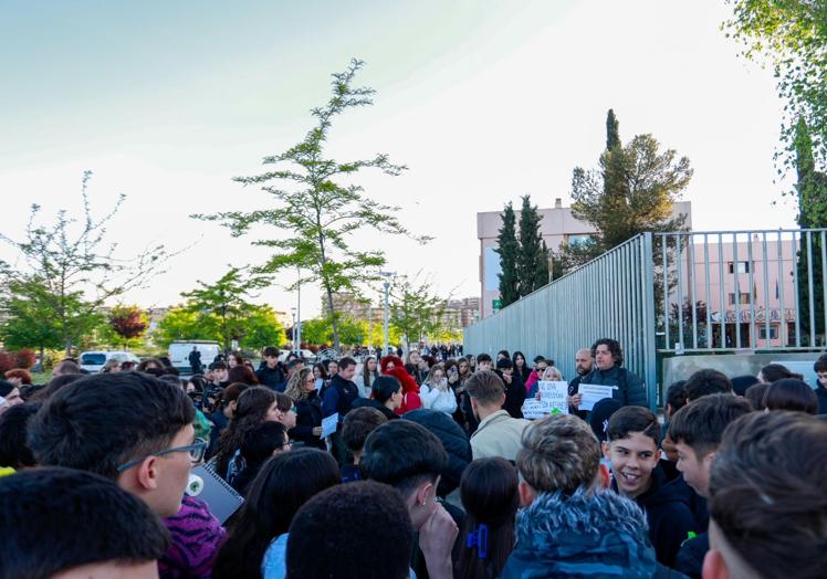 Concentración contra el acoso escolar a las puertas del IES Severo Ochoa de la Chana, en Granada capital.