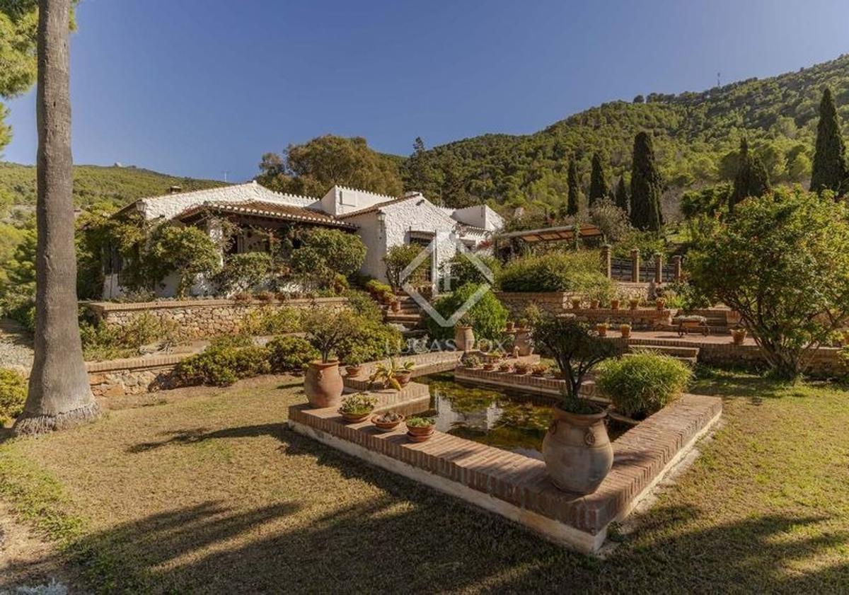 Imagen principal - Así es la finca de lujo que se vende en Motril por casi 3 millones de euros