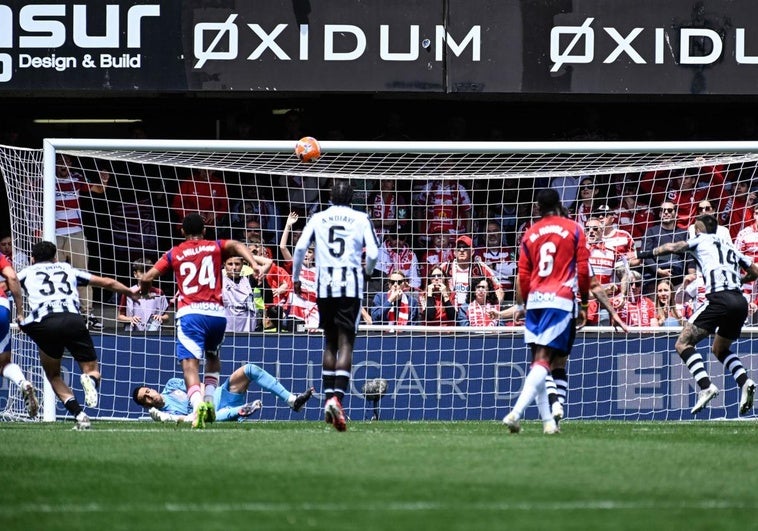 Diego Mariño repele el penalti de Millán.