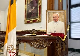 Los almerienses pueden plasmar sus condolencias por la muerte del Papa Francisco en un libro de firmas en el Obispado