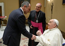 El Papa saluda al presidente de Covirán, en su encuentro en enero.