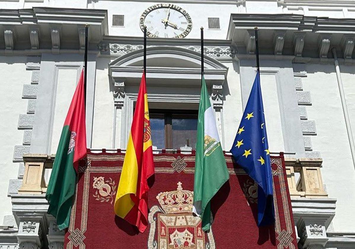 Banderas a media asta en los edificios municipales de Granada