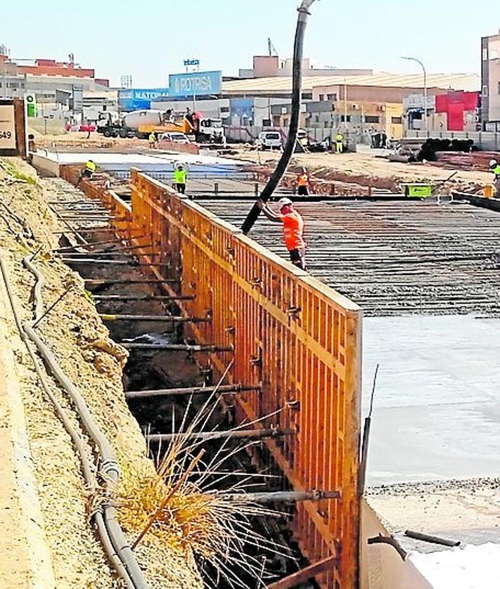 Imagen secundaria 2 - Las obras del soterramiento de Almería allanan el nuevo paso junto al Estadio