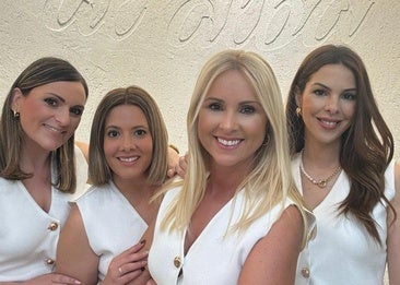 Celia y Carmen, empleadas, junto a la empresaria Patricia Blanca y su hermana Laura, el equipo de Al-Alba.