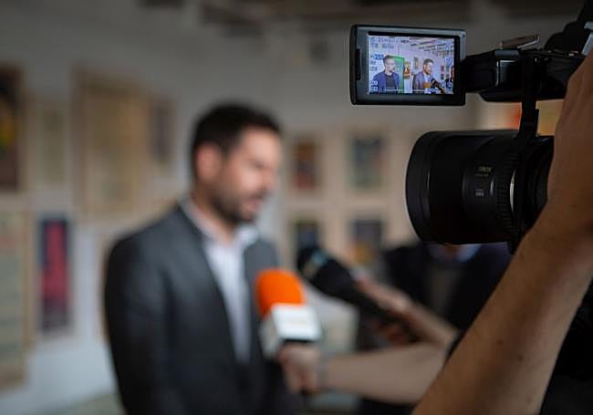 El delegado de Cultura se dirige a los medios