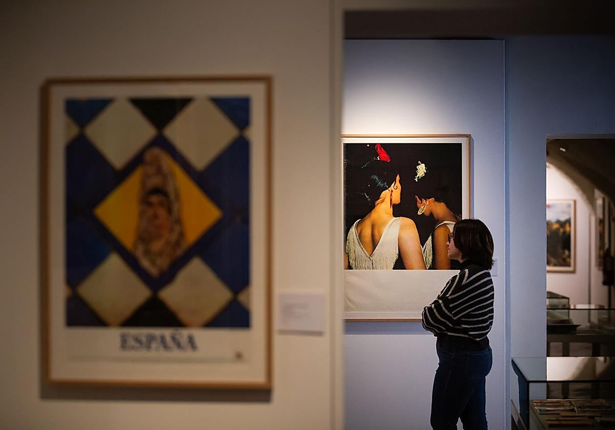 Visitante observa la exposición, distribuida en tres salas