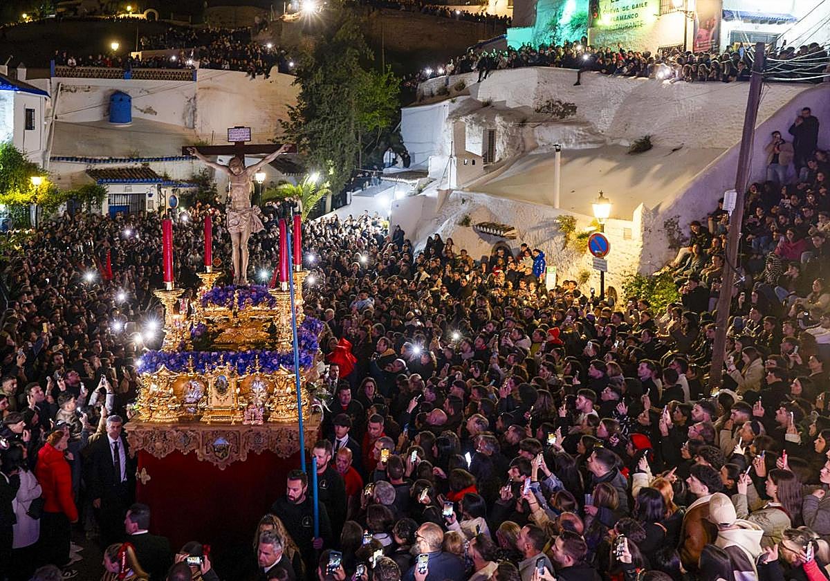 El Cristo del Consuelo, arropado en el regreso hacia la Abadía del Sacromonte.