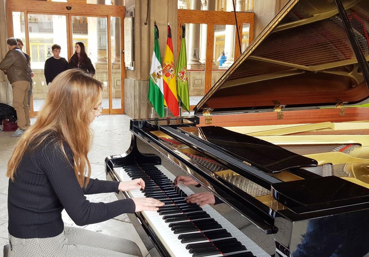 'pianos en la calle' como antesala del premio jaén con alumnos del conservatorio | ideal