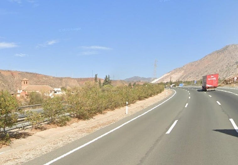 Encuentran a una joven en su coche aparcado en la mediana de la A-44 tras recorrer 13 kms en sentido contrario