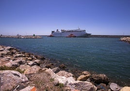 Ferry 'Volcán de Timanfaya' que une Motril y Melilla, en una imagen de archivo.