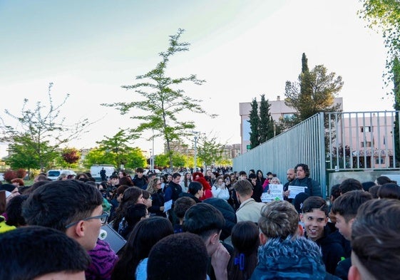 Concentración de los padres y madres contra bullying en el instituto Severo Ochoa de la capital.
