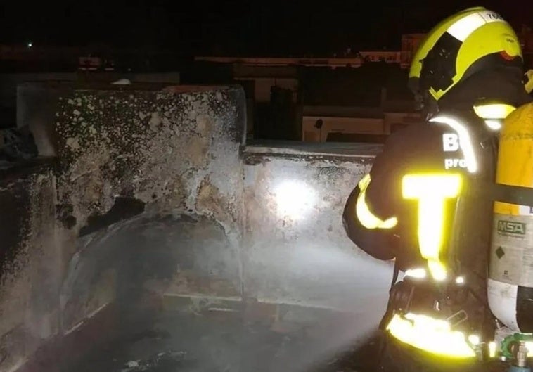 Una madre y su bebé, heridas al arder el césped artificial de su jardín