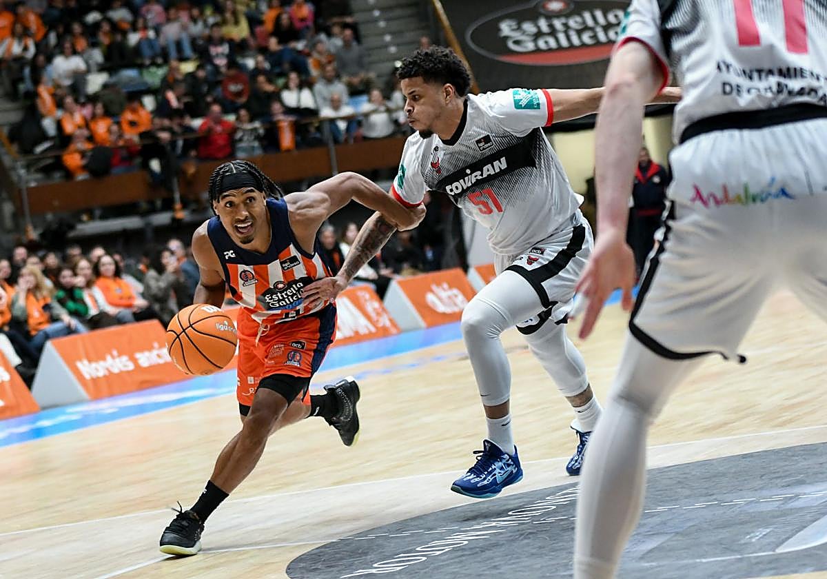 De blanco, el nazarí Omar Silverio persigue a un atacante de Leyma Coruña.