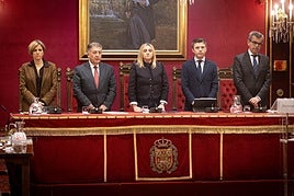 El Defensor de la Ciudadanía de Granada, Manuel Martín, junto a la alcaldesa de Granada, Marifrán Carazo, antes de comenzar el pleno de este martes.
