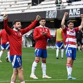 Los futbolistas del Granada celebran la victoria en Cartagena.