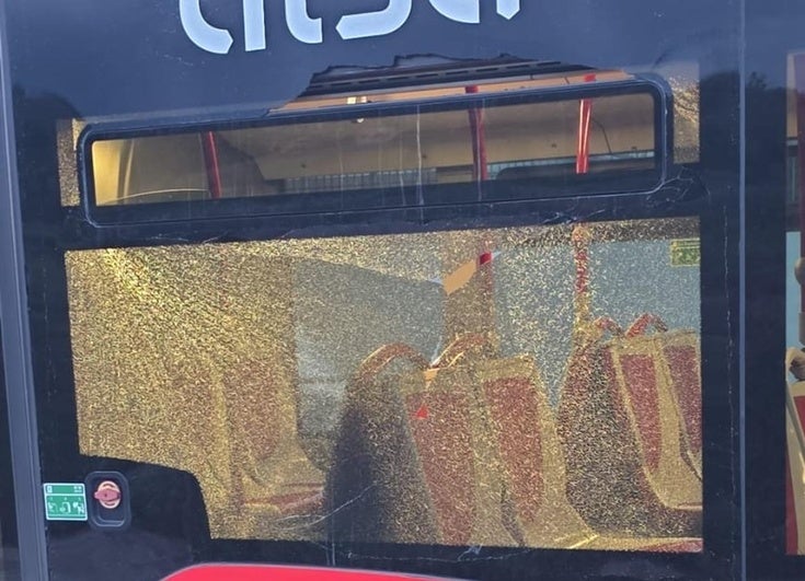 Revientan de una pedrada una luna de la Línea 5 del bus urbano de Granada