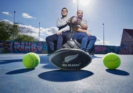 Antonio Arenas y José Manuel Puertas, con el balón que recuerda a Drazen Petrovic.