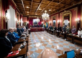 Concejales guardan un minuto de silencio en el pleno del Defensor por la muerte del Papa Francisco, este martes.
