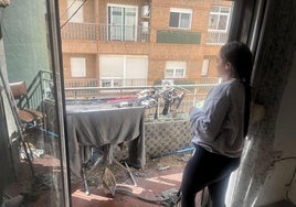Una de las vecinas que regresó ayer a casa tras dos semanas observa cómo quedó su balcón.
