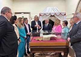 Los delegados aprecian una pieza del Archivo Histórico Municipal
