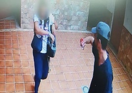 El agresor, en primer plano, tras perpetrar el ataque.