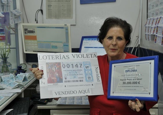 Violeta Amate en su administración de lotería de Vélez de Benaudalla.