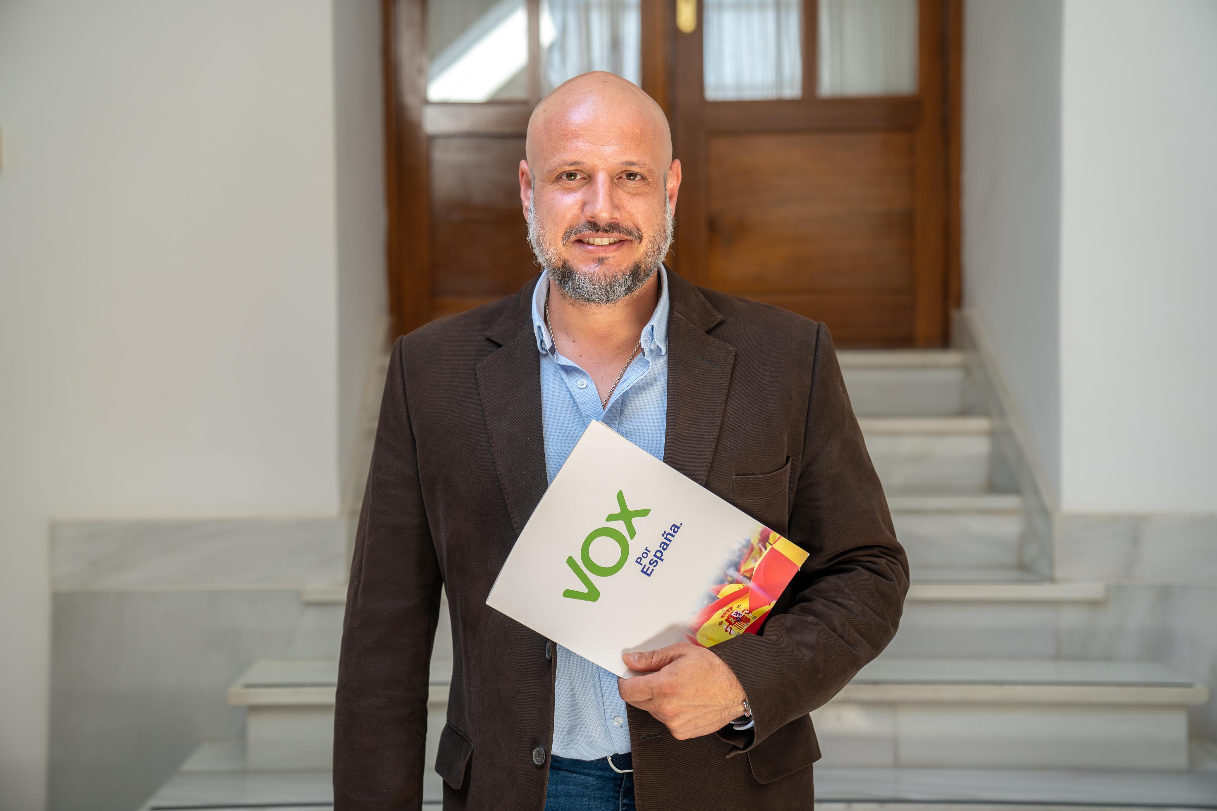 Vox exige a Moreno Bonilla que aclare si ha solicitado al Gobierno que los vuelos con Madrid y Barcelona sean de servicio público