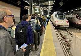 Pasajeros del AVE madrugador, este miércoles poco antes de las 6.12 horas, en la Estación de Andaluces