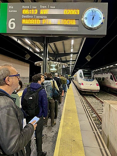 Pasajeros del AVE madrugador, este miércoles poco antes de las 6.12 horas, en la Estación de Andaluces