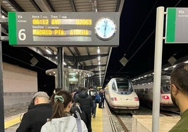 El AVE con destino a Madrid, minutos antes de las 6.12 horas.