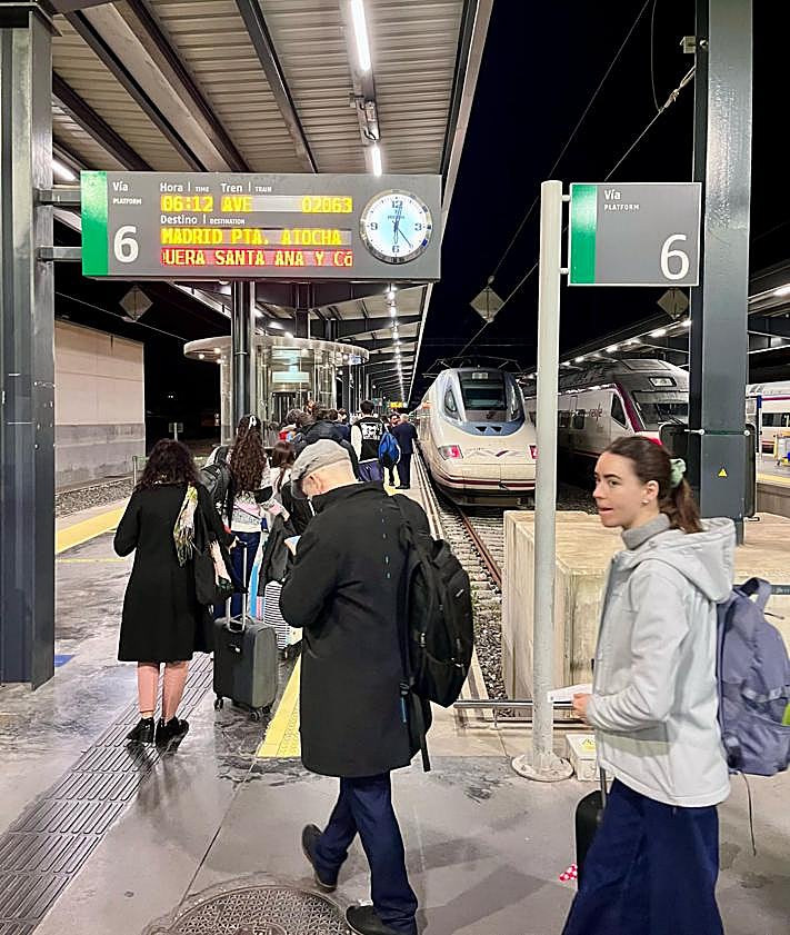 Imagen secundaria 2 - Pasajeros al tren. 