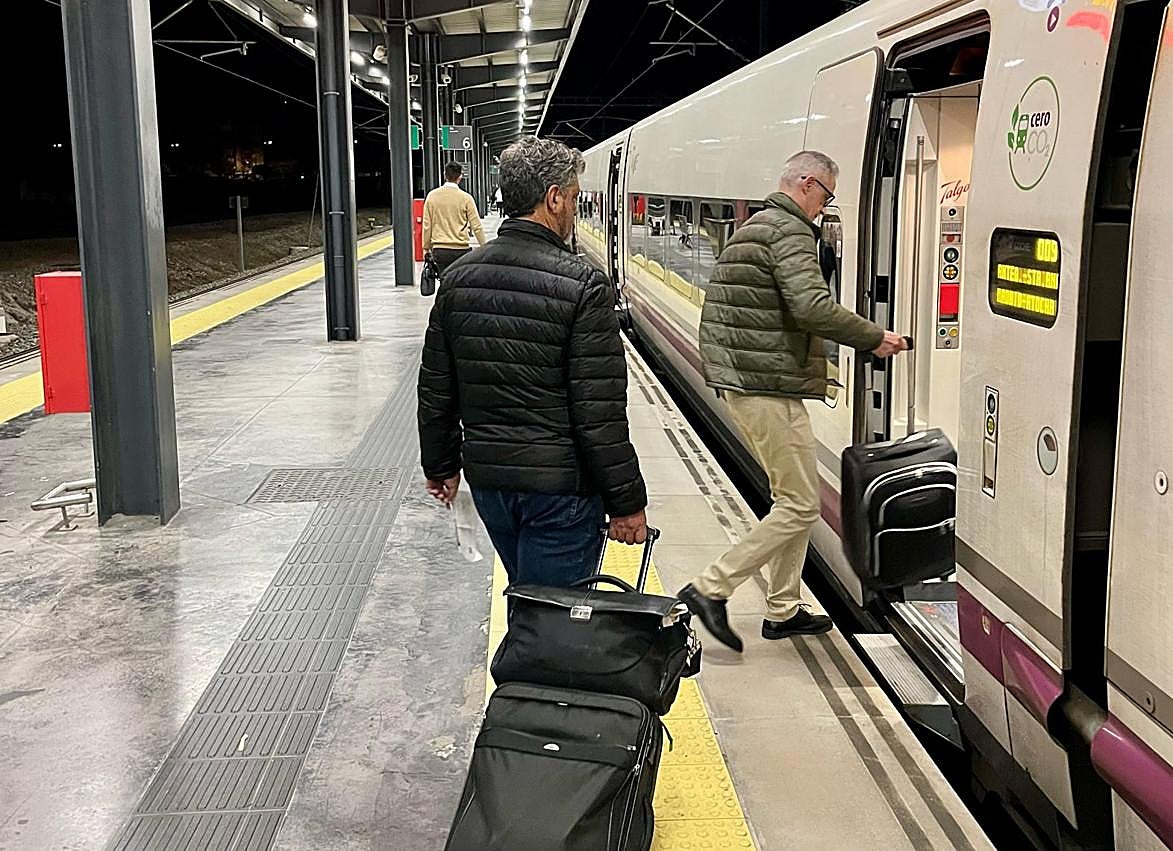 Imagen secundaria 1 - Pasajeros al tren. 