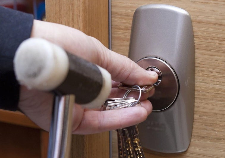 Un experto en seguridad alerta del peligro si dejas la llave puesta en la puerta de noche