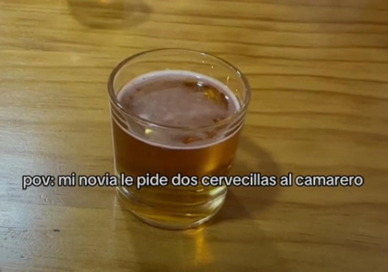 La respuesta de un camarero de Granada al pedirle «dos cervecillas» la deja sin palabras