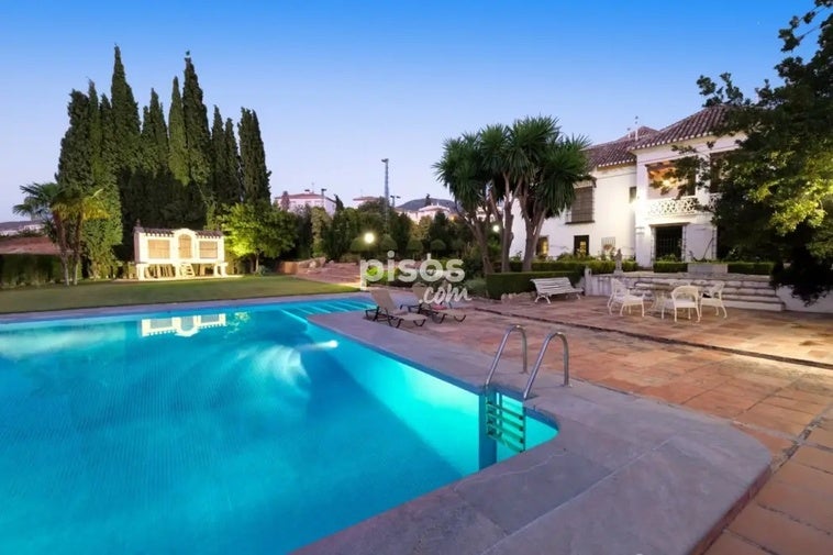 El chalet en Granada con una enorme piscina de diseño y pista de tenis a la venta por 2,5 millones