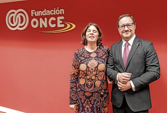 Virginia Carcedo (Fundación Once) y Víctor López Barrantes (NTT Data).