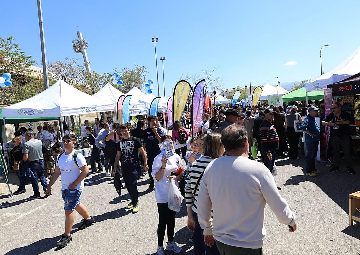 Imagen secundaria 1 - Los representantes de la Junta de Andalucía y Cámara Granada, organizadoras del evento, así como diferentes expositores de la feria.
