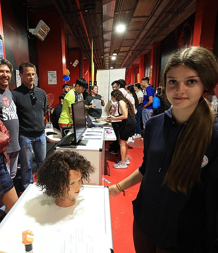 Imagen secundaria 2 - Los representantes de la Junta de Andalucía y Cámara Granada, organizadoras del evento, así como diferentes expositores de la feria.