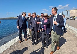 El ministro Planas, durante la visita a la nueva balsa para regadío en el paraje El Jabonero de Níjar.