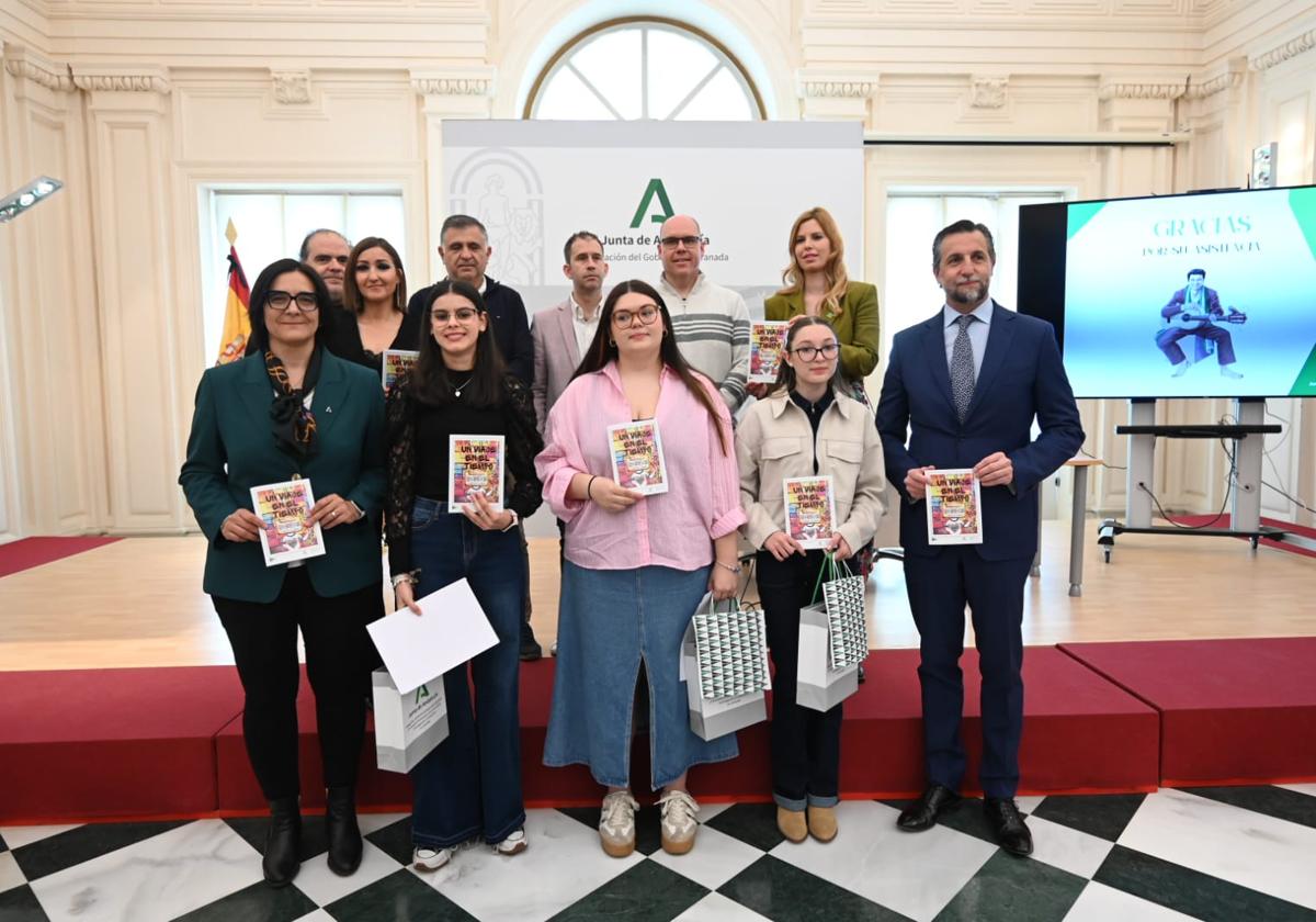 La Junta hace entrega de los premios de un concurso literario que acerca a escolares la figura de Carlos Cano