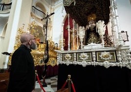 Andrés Martínez, albacea de la Hermandad de los Escolapios, observa a María Santísima del Mayor Dolor, a la que le robaron las joyas.